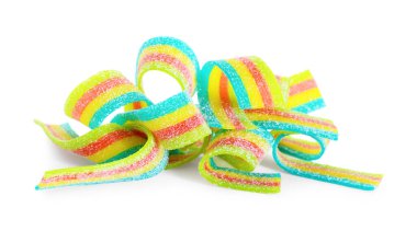 Lezzetli gökkuşağı ekşi kemerleri beyaza izole edilmiş.