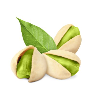 Beyaz arka planda kabuksuz şam fıstığı ve yeşil yaprak. Lezzetli.