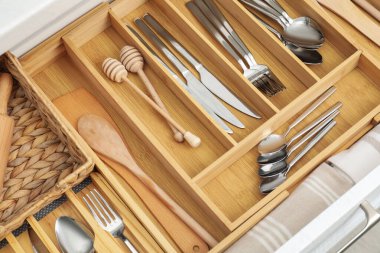 Çekmecede çatal bıçaklı kutu, yakın çekim. Mutfak gereçleri deposu