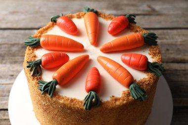 Ahşap masada nefis havuçlu kek, yakın plan.