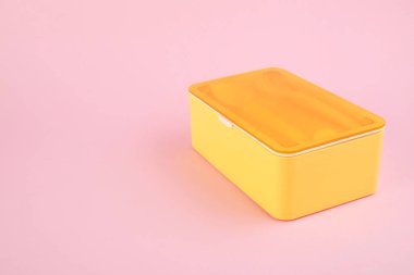 Açık pembe arka planda çatal bıçak takımı olan plastik beslenme çantası. Metin için boşluk