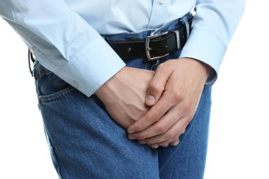 Cinsel yolla bulaşan hastalıklar. Beyaz arka planda semptomlardan muzdarip bir adam, yakın plan.