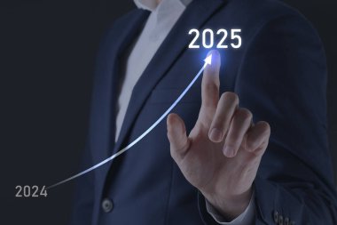 Yeni yıl hedefleri. 2024 'ten 2025' e kadar siyah arkaplana karşı sanal ekranda ilerleyen iş adamı temas hattı, yakın plan