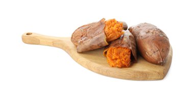 Lezzetli pişmiş tatlı patates ve beyaz tenli ahşap tahta.