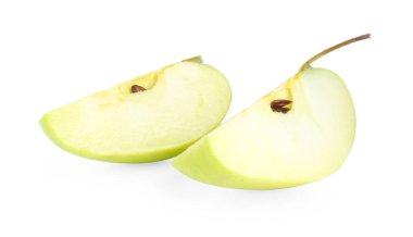 Beyaz üzerinde taze yeşil elma kes