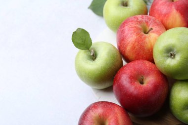 Açık gri masada taze olgun elmalar, yakın plan. Metin için boşluk