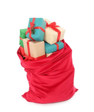 Noel Baba hediye dolu çanta beyazın üzerinde izole edilmiş.