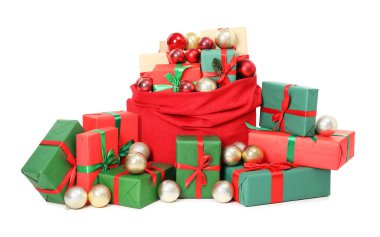 Noel Baba çanta dolusu hediyeler ve beyaza izole edilmiş dekoratif toplar