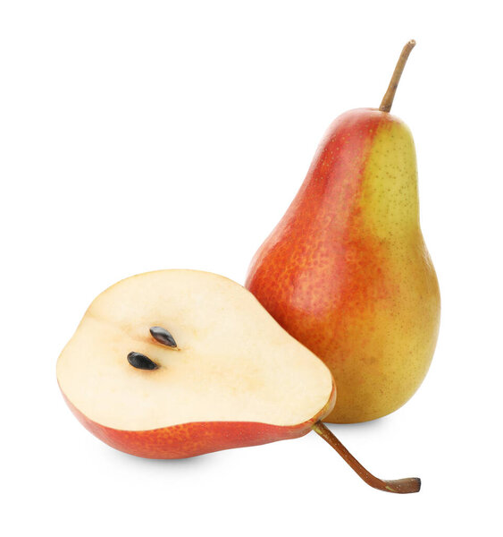 Целые и обрезанные спелые груши изолированы на белом