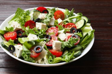 Tahta masada peynirli leziz salata, yakın plan.