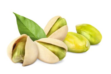 Beyaz arka planda şam fıstığı ve yeşil yaprak. Lezzetli.