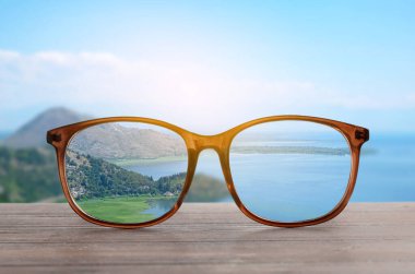Güzel manzaraya karşı bardaklar. Lenslerden daha net bak. Vizyon düzeltmesi