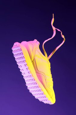 Havada şık bir spor ayakkabı, neon ışıklarda koyu mor bir arka plan.