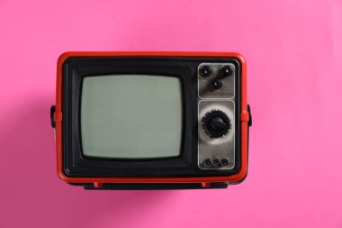 Pembe arkaplandaki Retro TV seti, üst görünüm