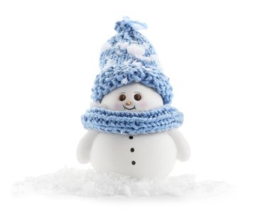 Güzel dekoratif kardan adam ve beyaz kardan izole edilmiş yapay kar.