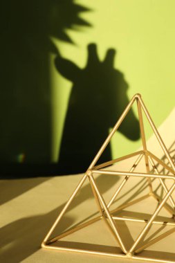 Zürafa şeklindeki gölgeye karşı renk arkaplanı üzerine altın dekoratif element