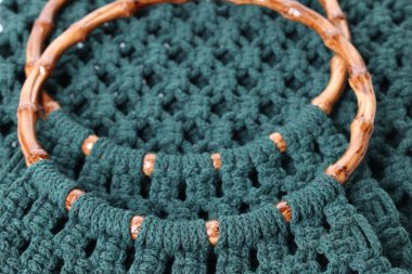 Arka plan olarak el yapımı makrome alışveriş çantası, yakın plan