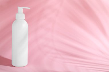 Pembe arka planda şampuan, mesaj için yer