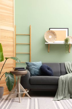 Oturma odası, tabure ve kanepe. Şık iç tasarım