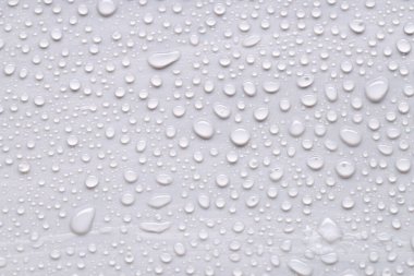 Açık gri arkaplanda su damlaları, üst görünüm