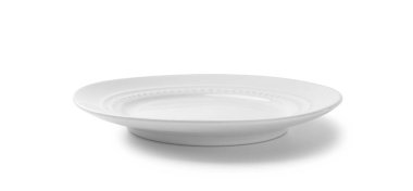 Beyaza izole edilmiş boş bir seramik tabak