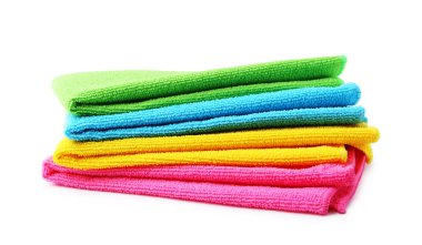 Beyaz üzerine izole edilmiş farklı mikrofiber kumaş yığınları.