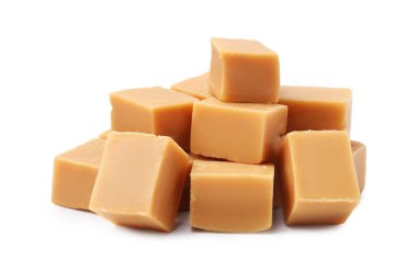 Beyaz üzerine izole edilmiş tatlı karamel şekerler