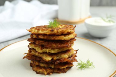 Masada taze dereotlu patatesli gözleme, yakın plan.