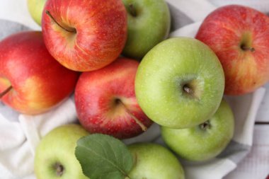 Masada farklı olgun elmalar, üst manzara.