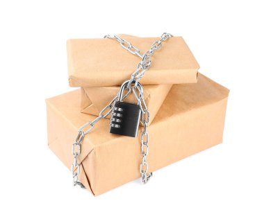 Zincirli ve asma kilitli paketler beyaza izole edildi