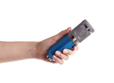 Beyaz arka planda mikrofonu olan kadın, yakın plan.