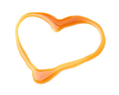 Lezzetli tuzlu karamelden yapılmış kalp beyaz üzerine izole edilmiş.