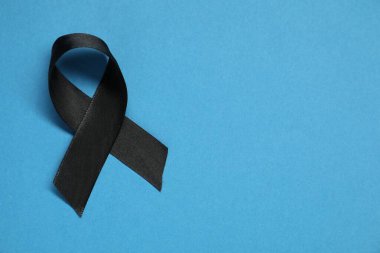 Mavi arka planda siyah farkındalık kurdelesi, üst manzara. Metin için boşluk