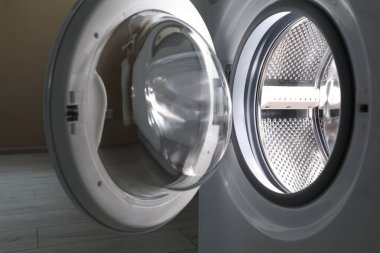 Boş davullu çamaşır makinesi, yakın çekim.