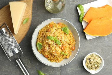 Gri masada nefis balkabaklı risotto, düz yatıyordu.