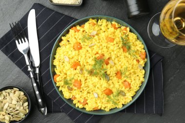 Siyah masada servis edilen lezzetli balkabaklı risotto.