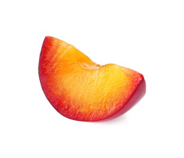 Olgun erik dilimi beyaza izole edilmiş.