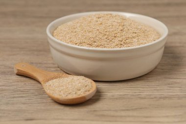 Yulaf kepeği kasede ve kaşık tahta masada, yakın plan.