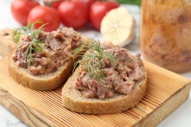Konserve et ve dereotlu sandviçler masada, yakın plan.