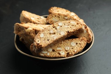 Siyah masada geleneksel İtalyan badem bisküvileri (Cantucci), yakın plan.