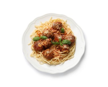 Köfteli leziz makarna, beyaza izole edilmiş.