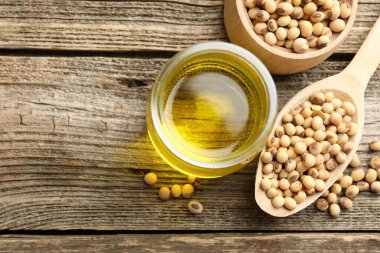 Ahşap masada yağlı soya fasulyesi pişiriyorum. Metin için boşluk