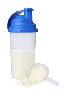 Protein tozu, kepçe ve karıştırıcı beyaza izole edilmiş.