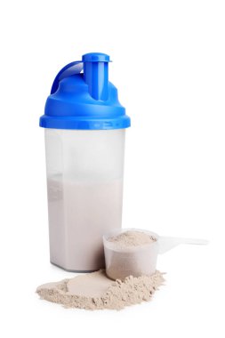 Beyaz kepçedeki protein tozu ve karıştırıcı izole edilmiş.