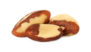 Lezzetli Brezilya fındıkları beyazın üzerinde. Sağlıklı çerez