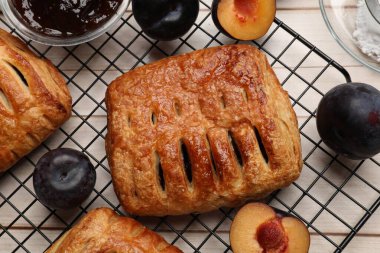 Lezzetli puf börekleri ve erikler beyaz ahşap masada, düz yatıyordu.