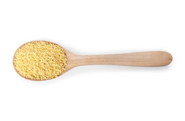 Millet ahşap kaşıkta homurdanıyor beyaz, üst görünümde izole edilmiş