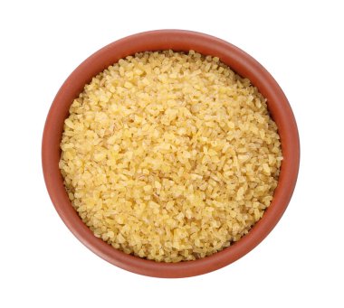 Tabaktaki çiğ bulgur beyaza izole edilmiş, üst manzara