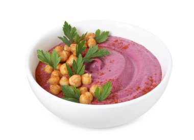 Lezzetli pancar humusu ve bezelyeler beyaz kasede izole edilmiş.