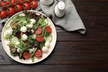 Lezzetli salata roka, marul, mozzarella peyniri ve sebzeler ahşap masada, düz yatak. Metin için boşluk